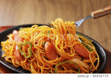 フォークで持ち上げたスパゲッティナポリタン 90836779