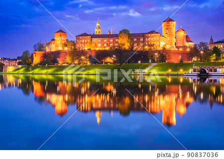 Krakow, Poland - Wawel Castle and Vistula River reflection 90837036