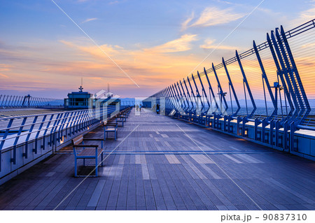 常滑市 夕暮れ時の中部国際空港のスカイデッキ 常滑市 夕暮れ時の中部国際空港のスカイデッキ 90837310