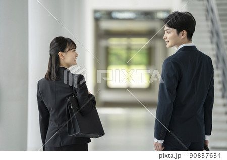 笑顔で歩くスーツを着た若い男女　就活生・フレッシャーズイメージ 90837634