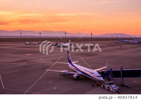 常滑市　夕暮れ時の中部国際空港の滑走路　 90837814