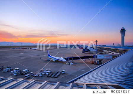常滑市　夕暮れ時の中部国際空港の滑走路　 90837817