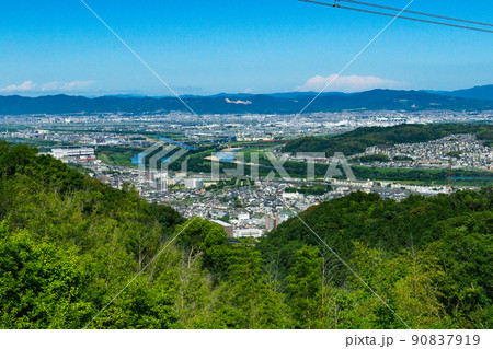 大阪府の若山の島本展望所からみる淀川への三河川合流の景色 90837919