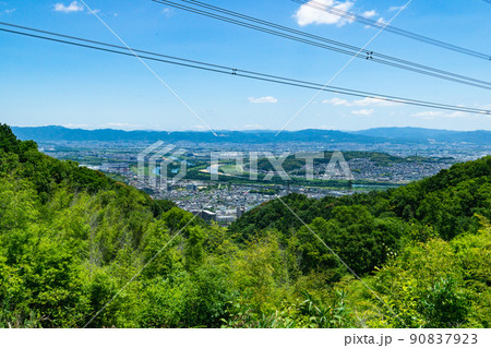大阪府の若山の島本展望所からみる淀川への三河川合流の景色 90837923