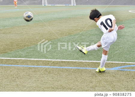 サッカー　フットボール　スポーツ　サッカー場　試合　イメージ素材 90838275