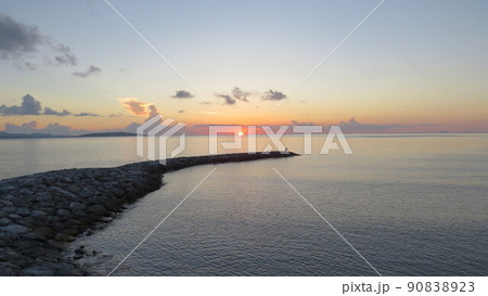 沖縄県大宜味村の夕景 90838923