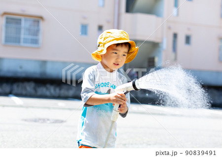 家族と水遊び 90839491