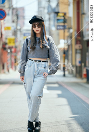 カメラ目線で立つZ世代の女性 90839688