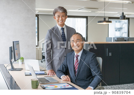 オフィスのシニア男性2人のポートレート オフィスのシニア男性2人のポートレート 90839704