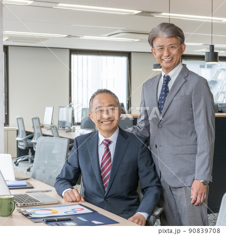 オフィスのシニア男性2人のポートレート　正方形 90839708