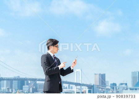 スマホを持つビジネスパーソン 90839733
