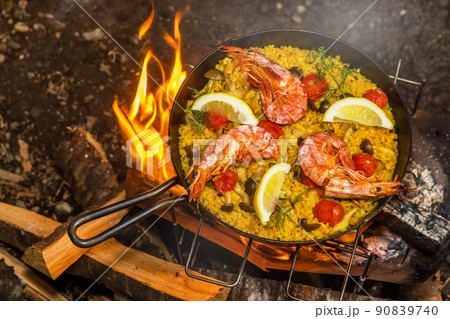 スペイン料理 パエリア Typical Spanish rice dish paella スペイン料理 パエリア Typical Spanish rice dish paella 90839740