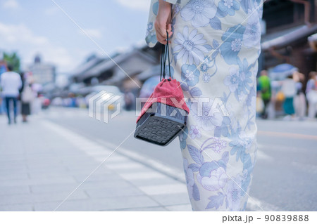 浴衣を着て街ブラをする若い女性 顔無し 浴衣を着て街ブラをする若い女性 顔無し 90839888