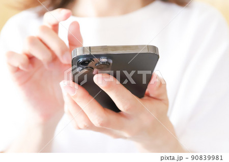 スマホを触る手元 90839981