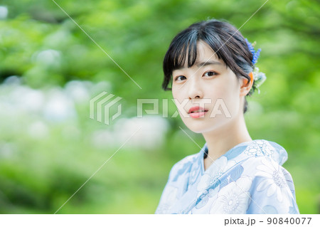 新緑の中で爽やかな浴衣を着た20代女性 新緑の中で爽やかな浴衣を着た20代女性 90840077