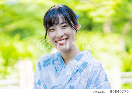 浴衣で日本庭園でポーズをとる若い女性 浴衣で日本庭園でポーズをとる若い女性 90840270