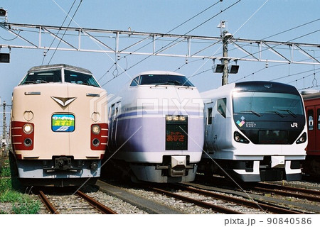 車両基地で並ぶ特急あずさ号（183系・E351系・E257系） 90840586