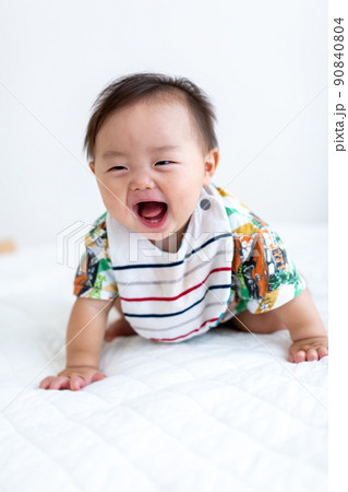 はいはいをする乳児 あかちゃん はいはいをする乳児 あかちゃん 90840804