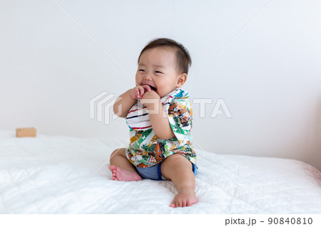 お座りをする乳児 あかちゃん お座りをする乳児 あかちゃん 90840810