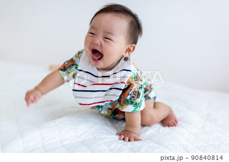 はいはいをする乳児 あかちゃん はいはいをする乳児 あかちゃん 90840814