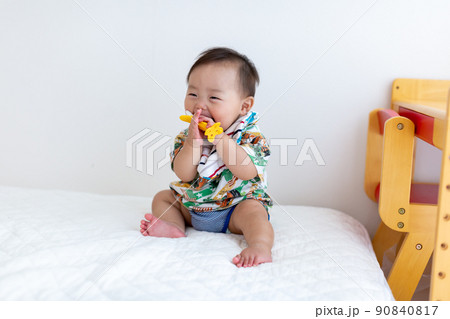 はいはいをする乳児　あかちゃん 90840817