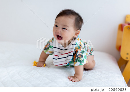 はいはいをする乳児　あかちゃん 90840823
