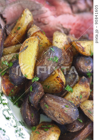 Roast beef and fried potatoes 90841605