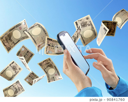 スマホをタップする手と舞い散るたくさんの一万円札_青空背景 90841760