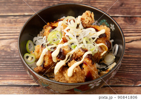 鶏肉の唐揚げ丼 90841806