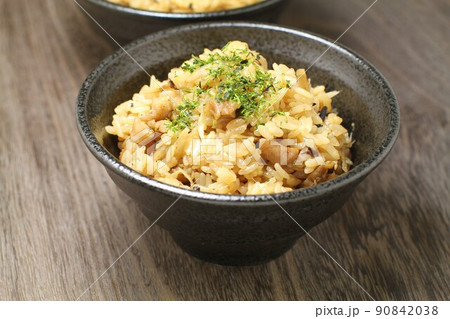 鶏とゴボウの炊き込みご飯 鶏とゴボウの炊き込みご飯 90842038