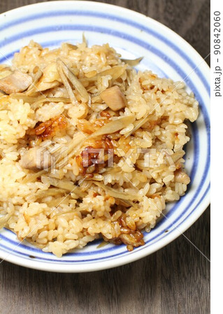 お焦げがおいしい鶏とゴボウの炊き込みご飯、皿盛り お焦げがおいしい鶏とゴボウの炊き込みご飯、皿盛り 90842060