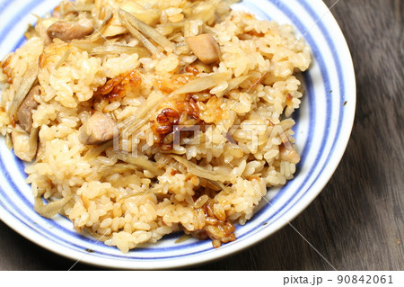 お焦げがおいしい鶏とゴボウの炊き込みご飯、皿盛り お焦げがおいしい鶏とゴボウの炊き込みご飯、皿盛り 90842061