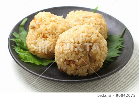 鶏とゴボウの炊き込みご飯のおにぎり 90842075