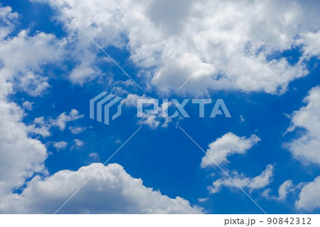 雲と青空がつくる空間 90842312
