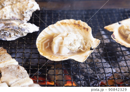 炭火で美味しい帆立貝を焼く 炭火で美味しい帆立貝を焼く 90842329