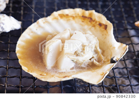 炭火で美味しい帆立貝を焼く 90842330