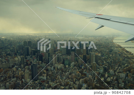 大阪市内の航空写真 機窓風景 大阪の街並み 淀川 飛行機の機窓から 伊丹空港 大阪市内の航空写真 機窓風景 大阪の街並み 淀川 飛行機の機窓から 伊丹空港 90842708