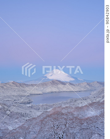 箱根_富士山と芦ノ湖の絶景雪景色 箱根_富士山と芦ノ湖の絶景雪景色 90842903