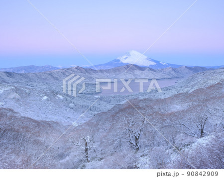 箱根_富士山と芦ノ湖の絶景雪景色 箱根_富士山と芦ノ湖の絶景雪景色 90842909