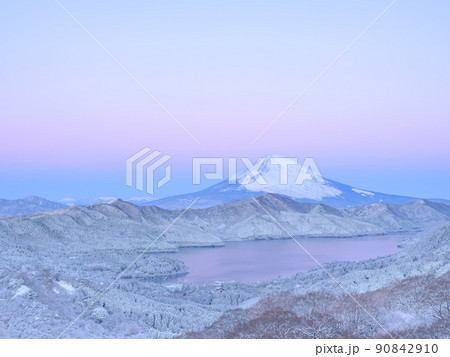 箱根_富士山と芦ノ湖の絶景雪景色 90842910