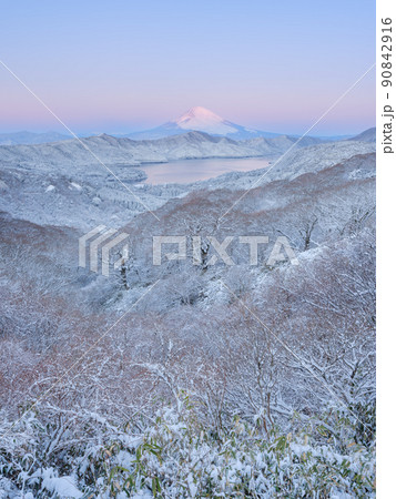 箱根_富士山と芦ノ湖の絶景雪景色 箱根_富士山と芦ノ湖の絶景雪景色 90842916
