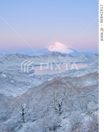 箱根_富士山と芦ノ湖の絶景雪景色 箱根_富士山と芦ノ湖の絶景雪景色 90842917