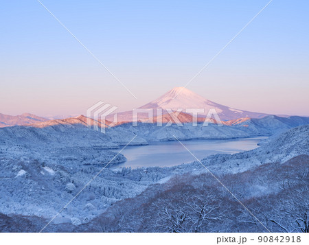 箱根_富士山と芦ノ湖の絶景雪景色 箱根_富士山と芦ノ湖の絶景雪景色 90842918