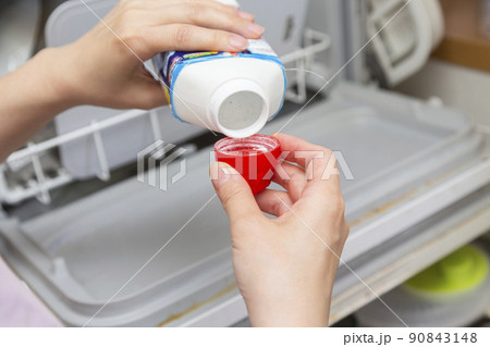 食洗機の洗剤を入れる女性の手元 食洗機の洗剤を入れる女性の手元 90843148