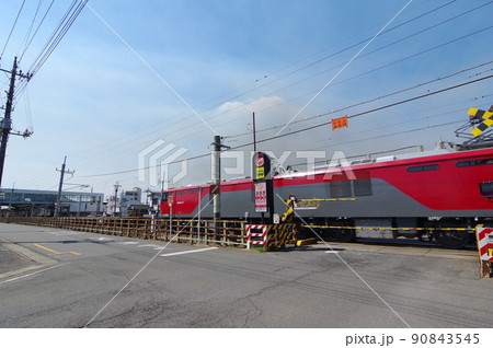 栃木県下都賀郡野木町の踏切を通る貨物列車 90843545