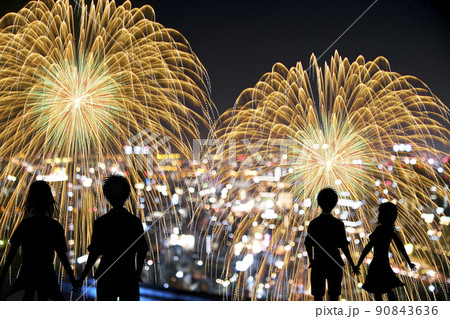 花火を見つめるカップルのシルエットと夜景 90843636