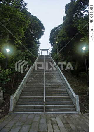 茨城県大洗町　大洗磯前神社 鳥居と石階段 90844081