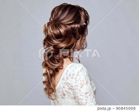 Brunette woman with long and shiny curly hair 90845009