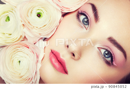 Portrait of beautiful young woman with flowers 90845052