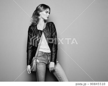 Fashion portrait of beautiful young woman with handbag 90845510